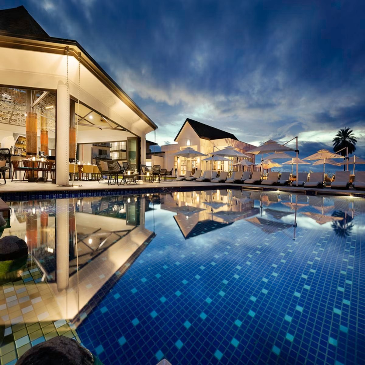 Kolam resort saat senja